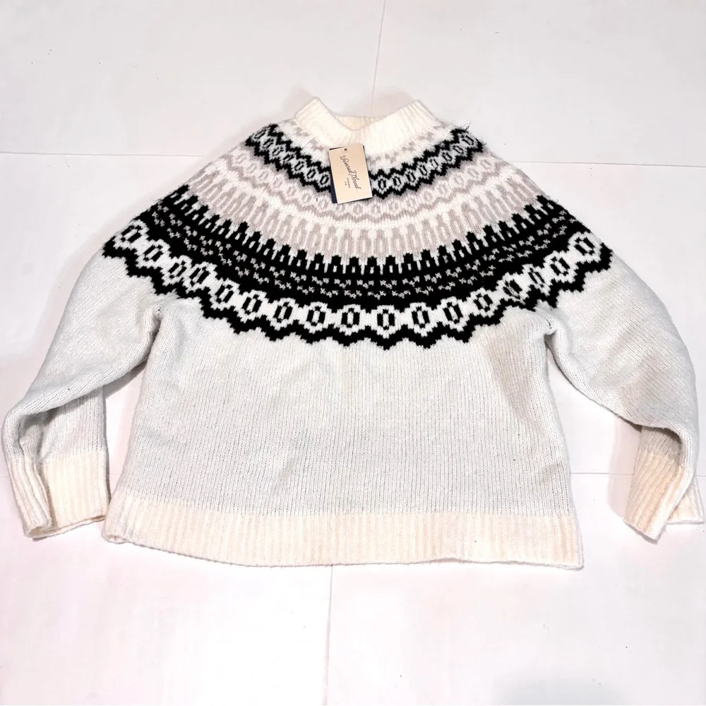 Universal Thread Black and Cream Turtleneck Sweater